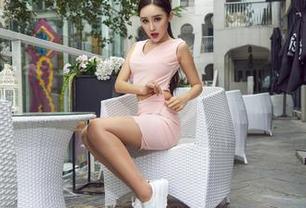 AISS爱丝(钻石版) – 私拍婚纱里的陈雅漫：你说，这色调和我冰箱的墙壁搭吗？