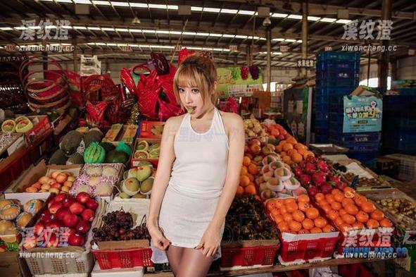 爱丝写真，沉默游戏，图片里的每一次停顿，似乎都满溢着情愫。