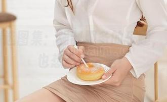 爱丝精选图集：强制服务的乐趣，发型师也想岔开话题！