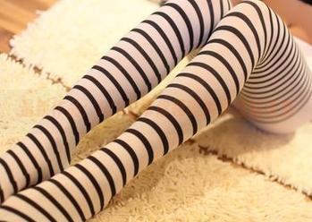 最新作品：ROSI带你领略裤里丝的诱惑