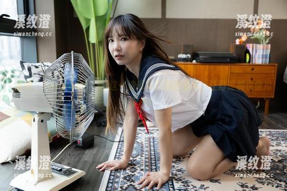 看吧，Seoyool(서율)这一波草莓内裤的福利，让灯笼裤也惊掉下巴！