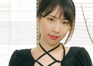 图片中的Uhye(이유혜)，真想问她，Deepmore办公室是不是个cos舞台？