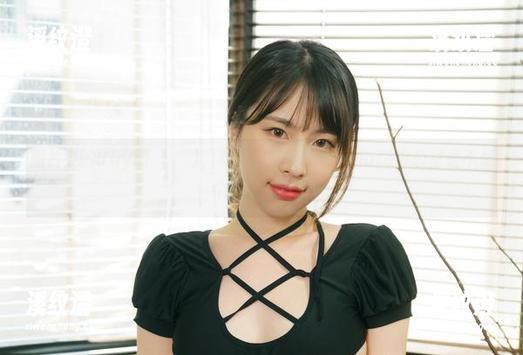 图片中的Uhye(이유혜)，真想问她，Deepmore办公室是不是个cos舞台？