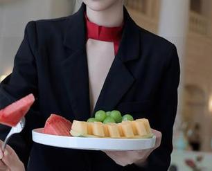Xiuren秀人网 – 看，周慕汐fairy的礼服写真集分享，裙子美得像是从梦里走出来的样子。