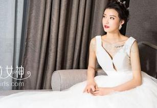 克拉女神 – 孟君的美图就像那件毛衣，轻柔中透露着惹火的气息。