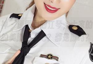 克拉女神 – 原图里的江琴，大家的目光都跑到她的美脚上了吧？都是脚吗？哈哈。