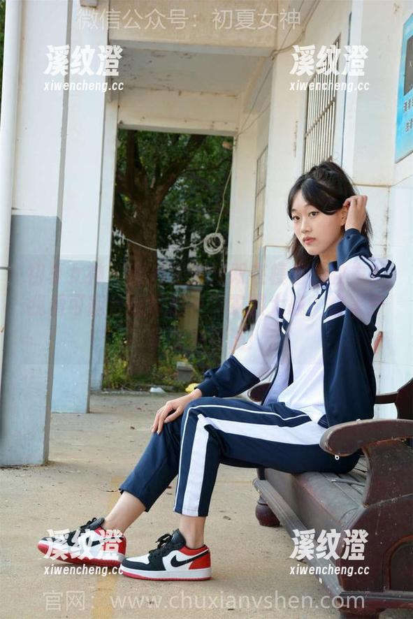 初夏女神 - 图片里的双双在模仿王教主？我看可能是想掀起一场衣服大战，快来分享你的看法！