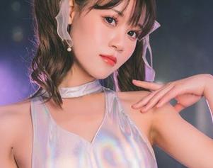 千反田鹿子的苗疆蓝蝶cos，美得让人想投降？还是别啊？