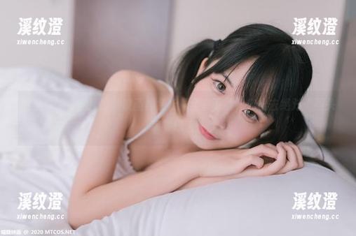 拯救你的衣橱！喵糖映画黑色长裙全套下载，穿出去绝对“回头率”爆表。