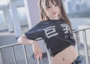 一张宅夏yoko的吊带写真，小撇步：如何在家里也能显得很酷，随便看看呗。