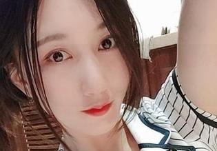微密圈 – 小玉吃果冻的制服照，比我中午的外卖还要让人垂涎。免费套图快来吧！