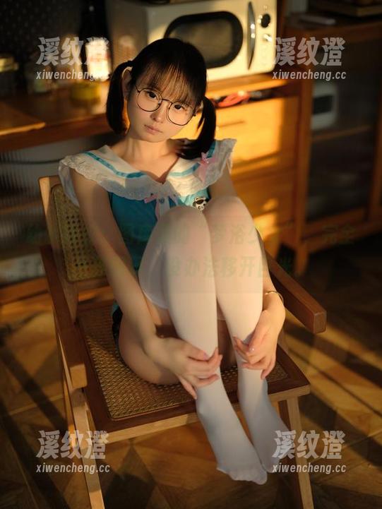 幼水铃衣：图库里的“梦浴少女”，完全是养眼啊，没办法移开目光。