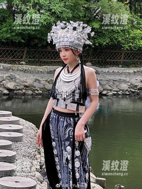重磅更新！御子Yumiko又来了，奶牛套图让人想起小时候的田野。