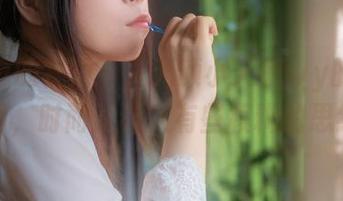 加藤惠的视角下，无颜小天使wy的私拍套图，时而又让人有些模糊的思绪。