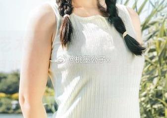 行走的艺术家桃墨公子和她的白裙，作品集下载就藏在这里，猜猜你能找到吗？