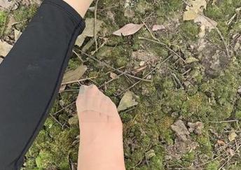 微密圈 – 观察桃脱了的游戏，裤里丝为背景，似乎有些暧昧不清。