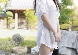 模范学院 – 套图呈现，Wendy智秀和她的毛衣似乎在窃窃私语，透着一丝小心思，怪不得反复看。