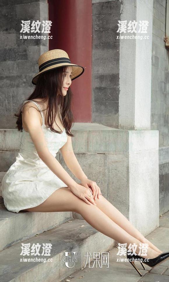 爱尤物 - 赵伊彤的修女，她的写真集，原图里一双眼睛就让你觉得没救。