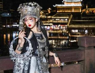好久不见，瓦斯塔亚小龙虾和她的“玛丽萝丝”在在线写真里又活过来了。