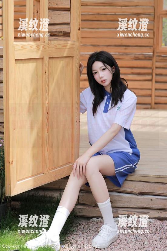 秀人网-何梦兮Stacy 秀人网 - 翻开何梦兮Stacy的私拍册子,制服里透出的气息岂止一层啊,稍稍微微的意味。