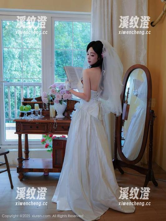 秀人网-抖娘利世 秀人网 - 当抖娘利世穿上网袜:写真图册的暧昧时光