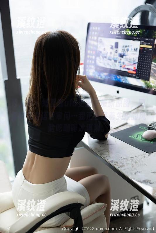 秀人网 - 绮里嘉ula更新了最新原图，剧情好似在语音审问…我正在冒着失控的风险吃咖啡冰淇淋。