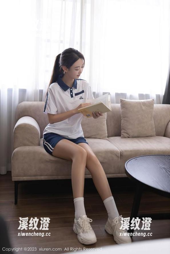 秀人网 - 最新分享：再见色彩，黑白下的陈巧蓓isabella在干什么呢？