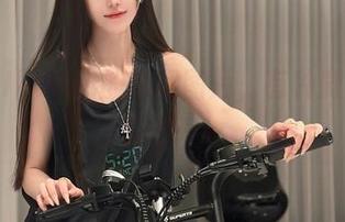 腐团儿Ikaros的短裙图片，有种微妙的吸引力……