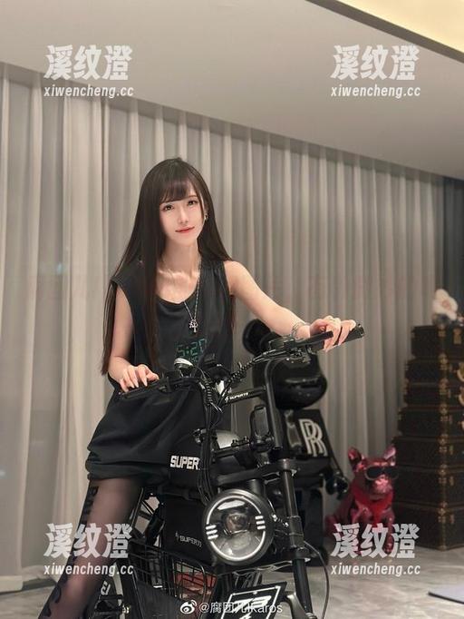 腐团儿Ikaros 腐团儿Ikaros的短裙图片,有种微妙的吸引力……