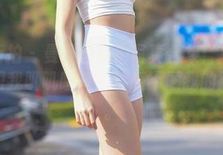 魔镜街拍 – 曼曼的旗袍写真合集：每一件都像跟我叽叽喳喳，丝毫不顾我的路人脸。